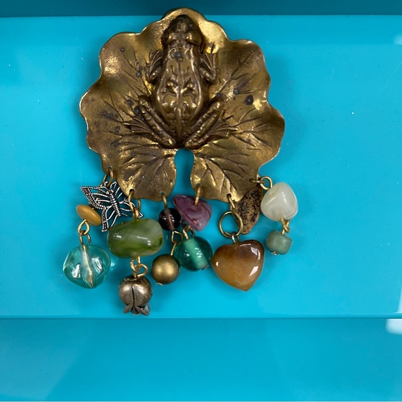 FROG LILY PAD | Gold Brassy Tone Frog Lovers Brooch Pin Dangly Glass Beads - Picture 4 of 4